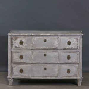 Cómoda gustaviana con 3 cajones de madera con acabado envejecido